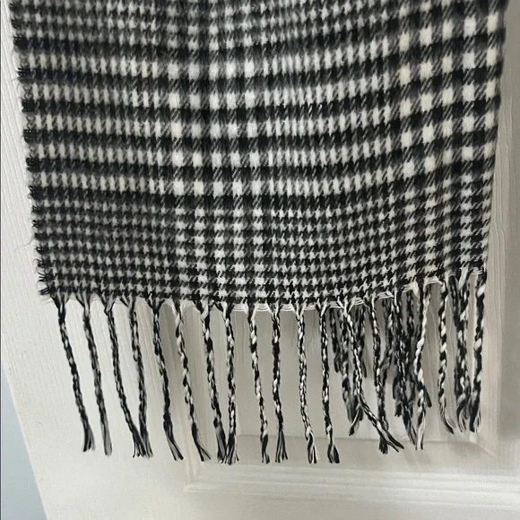 Elegant Black and white Checkered Scarf.  made in Italy - Picture 2 of 4
